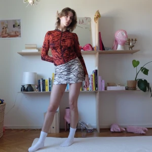 DRAGKEDJSTRÖJA BATIK DKNY - Helt sjukt perfekt tröja från DKNY. Rödbrun batikmönstrad och veckad i tyget vid dragkedjan vilket kör passningen så fin! 100% nylon. Perfekt transparens! Kan mötas upp vid stigbergstorget/gbg eller så tillkommer 22kr frakt! 