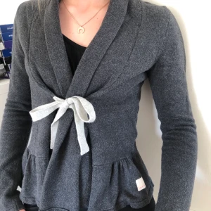 Odd Molly Kofta  - En söt mörkgrå kofta från Odd Molly i storlek 0 (motsvarar ungefär storlek xs). Använd fåtal gånger och är sparsamt tvättad. Ordinariepris ca 1700kr. Frakt står köparen för, kan mötas i Jönköping.