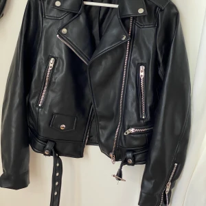 Z A R A SKINN JACKA  - Skinnjacka från Zara, knappt använd därav väldigt bra skick och är som ny.  Storlek: S