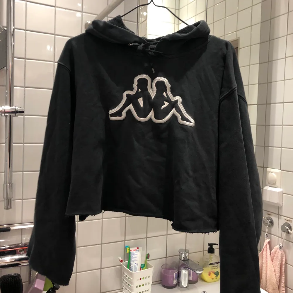 Croppad hoodie från Kappa strl L men med tanke på längden skulle jag säga den passar S/M ist (funkar typ för vem som beroende hur man vill ha längden). FRAKT INGÅR. Hoodies.