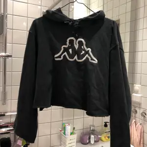 Croppad hoodie från Kappa strl L men med tanke på längden skulle jag säga den passar S/M ist (funkar typ för vem som beroende hur man vill ha längden). FRAKT INGÅR