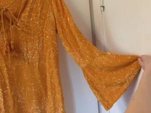 60s klänning - Somrig och sextiotalig klänning med trumpetärmar toffsdetaljer! 😍🌈 💃🏻🌟