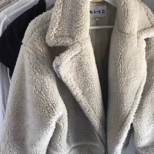 Teddyjacka från NA-KD - Säljer denna snygga teddyjacka från NA-KD, använd men är i jättebra skick och utan skador. Perfekt i höst eller kallare sommarkvällar. Vad jag vet så är den slutsåld. Säljer pga inte min stil längre. Köpare står för frakten!