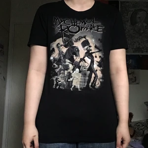 mcr t-shirt  - my chemical romance tröja från emp. väldigt fint skick då den är inte mycket använd. 250kr inklusive frakt