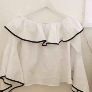  - Söt off shoulder blus från Zara! Volang runt med svarta detaljer. Aldrig använd💗🦋 