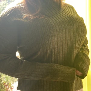 💡Polotröja💡 - Jättefin stickad grön polotröja! Aldrig använd- i nytt skick. Jag möts gärna upp i Stockholms området eller så står köparen för frakten:)