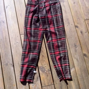  - Skotskrutiga byxor. Endast använda 1 gång. 