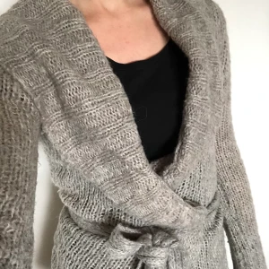 Stickad grå kofta - Grå stickad kofta. Finns i Malmö, osäker på exakt fraktkostnad. 
