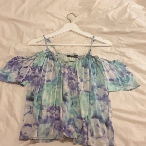 Off-shoulder linne - Off-shoulder linne från Bik bok. Blå/ gröna blommor. Justerbara band. Skriv om du är intresserad eller vill ha fler bilder✨👍