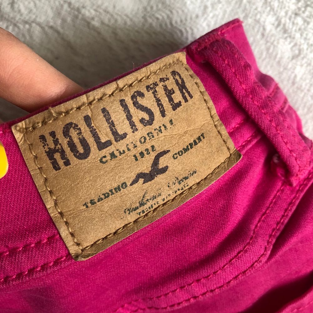 Rosa, högmidjade shorts från Hollister, i storlek 24 (=storlek 34/S) 💘 I bra begagnat skick  Kan mötas upp i Örebro, annars frakt på 44kr!. Shorts.