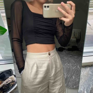  - Säljer denna trendiga och jättesnygga tröjan från prettylittlething. Den är av mesh material som ni ser på bilden. Är i toppen skick förutom en ljus min ena sidan som jag är oklar om den går bort men tycker det ser coolt ut. Frakt tillkommer🥰 