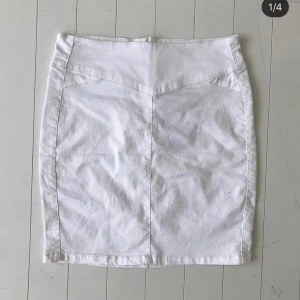 Vit ny kjol - Helt ny vit kjol med lapp kvar. Storlek M. Frakten ingår i priset! 
