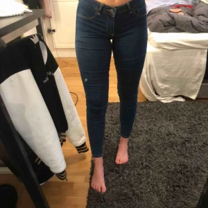  - Jeans som är anpassade för rumpan och göra den större. Knappt använda då ej min stil men formar benen snyggt! Bara att höra av sig vid frågor!🍀