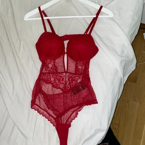 Röd spetsbody - As snygg spetsbody från HM i storlek 36. Använd en gång på fest så väldigt bra skick!⚡️ köpte den för 299kr och säljer den nu för 150kr (frakt tillkommer, köparen betalar) 😋