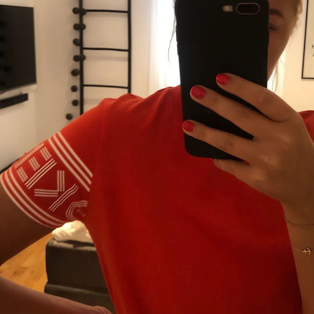 En t-shirt från Kenzo, KNAPPT använd, väldigt bra skick!     Köparen står för frakten.. T-shirts.