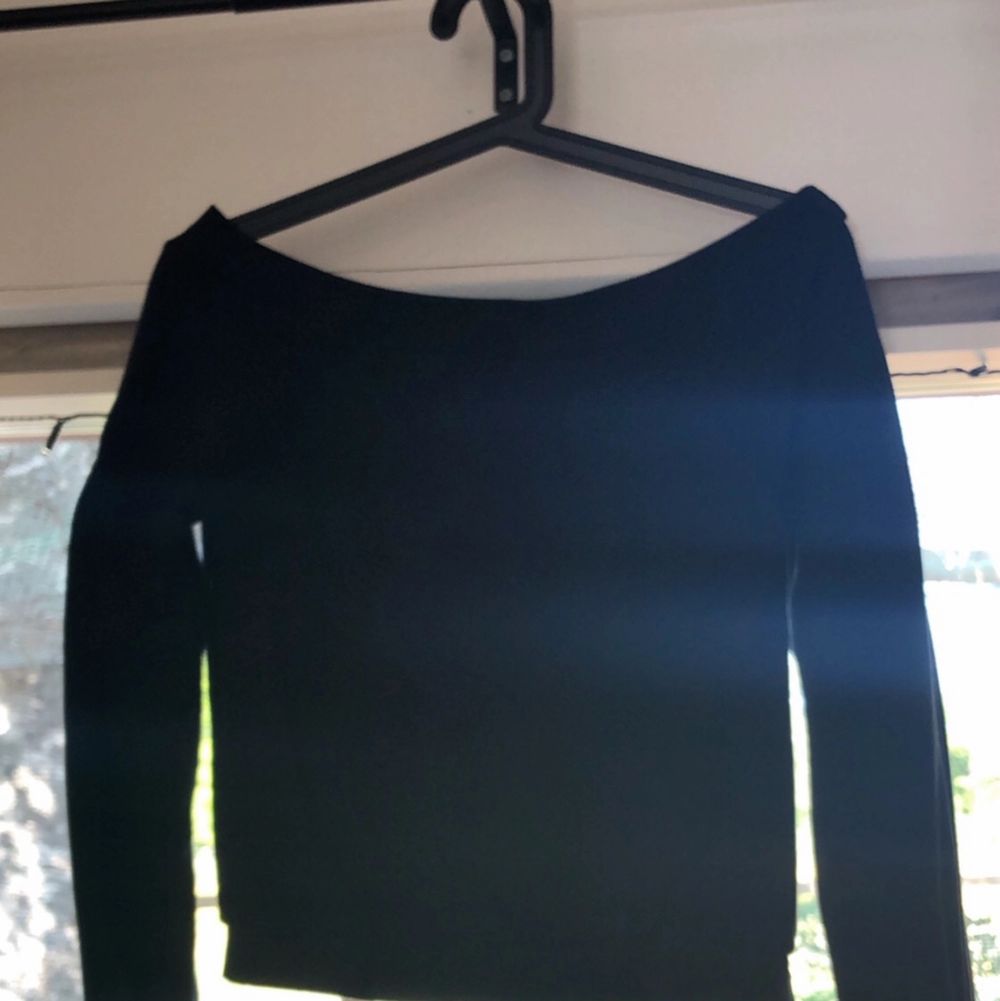 En svart offshoulder tröja från Gina, bra skick.... Kolla gärna in resten i min profil 🌎                        Pris går att diskuteras!  Köpare står för frakt  📦 (44kr) totalt- 74 kr . Tröjor & Koftor.