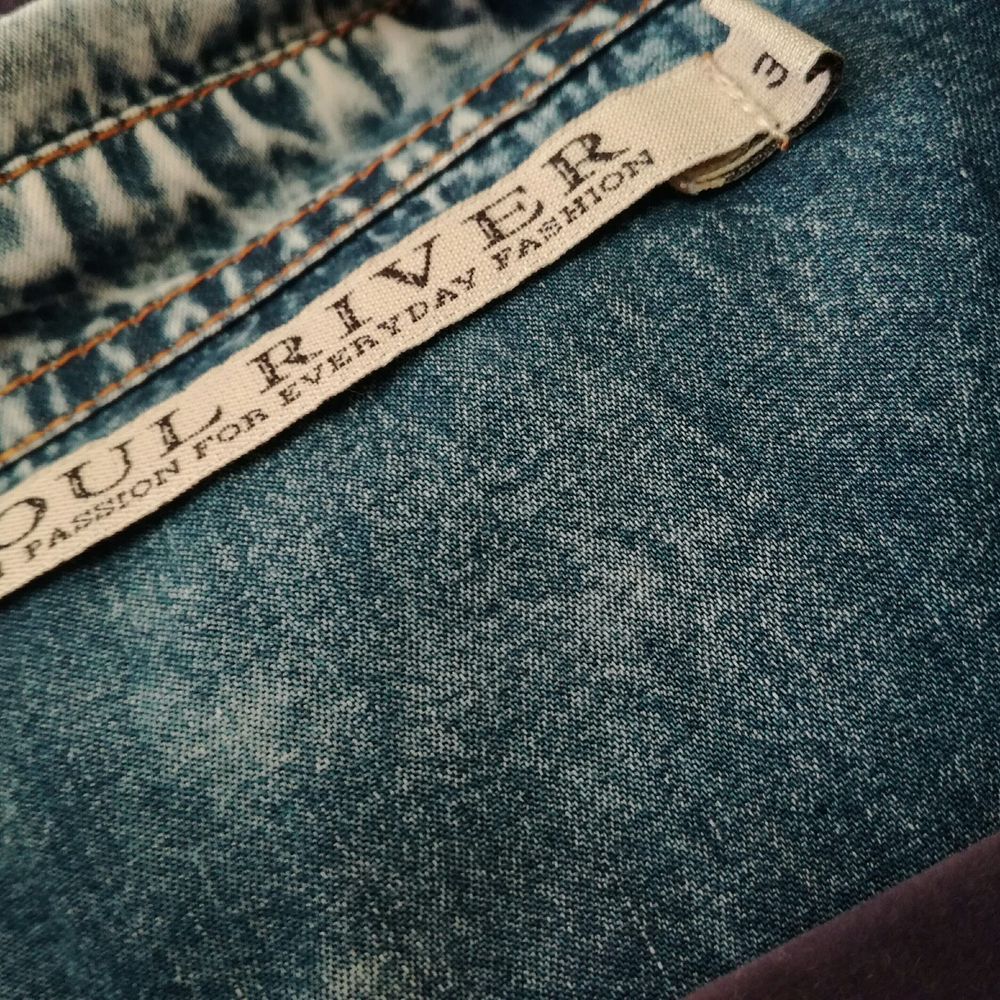 Jeans skjorta från soul river. Säljer pga att det inte är min stil längre. Sparsamt använd! köparen står för frakt och tar endast swish :) . Skjortor.