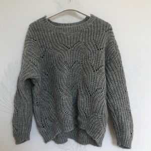 Grå tröja - Nyskick! Grå tröja från only, strlk M! ✨ Frakt inräknat i priset. Betalas med Swish!