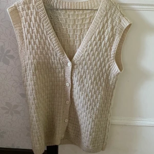 Tröja  - Köpt på second hand. Säljer nu då jag inte fått mycket användning för den. Står ej storlek med skulle säga att det är en oversized tröja i typ storlek M. 