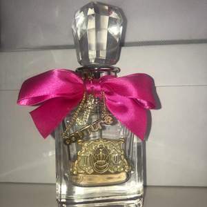 Säljer min parfym Viva La Juicy, 50ml från Juicy Couture💗 Lite mindre än halva kvar. Köpte den för 700kr på kicks. 40kr frakt tillkommer🥰