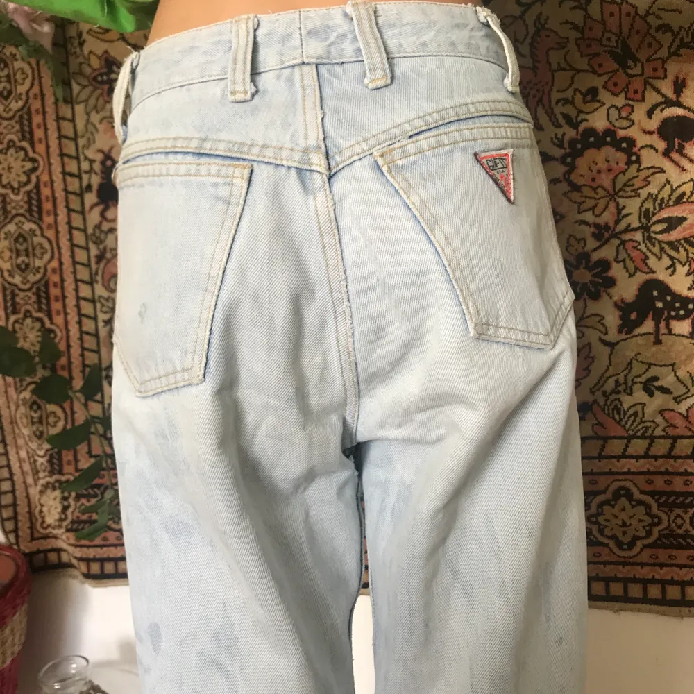 Ett par svin snygga ljusblåa vintage Guess jeans. Sitter svin snyggt på min lilla syster (dom två första bilderna) hon är en storlek XS och är ca 165cm  . Jeans & Byxor.