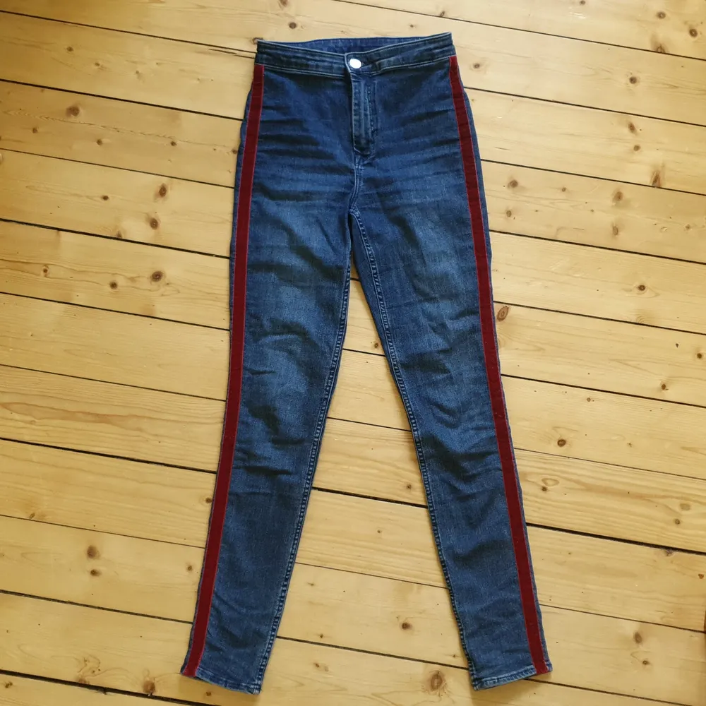 Tighta jeans med hög midja och röda stripes. Storlek 34.. Jeans & Byxor.