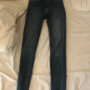 Väldigt fina jeans ifrån crocker. Högmidjade och som tyvärr blivit för stora. 