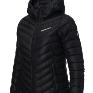 Peak performance jacka  - Säljer en peak performance jacka i strl S, för liten för mig så har bara testat den, alltså ej använd. Peak loggan är i svart text. Buda. Köpte den för runt 2000kr  men kan tänka mig att gå ner i pris då den aldrig används💕