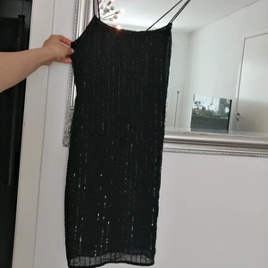 Strass&paljett klänning  - Använd endast 1 gång. 