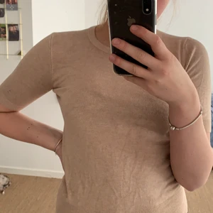 Stickad t-shirt - Jätte söt helt oanvänd stickad t-shirt ifrån Zara i jätte skönt material.