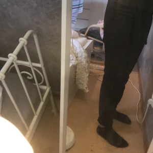 cargo byxor - Svarta cargo byxor från Hm Använts bara 1 gång köparen står för frakten