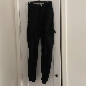 Cargobyxor strl 42 - Cargobyxor från BikBok strl 42, 170kr (köparen står för frakt)