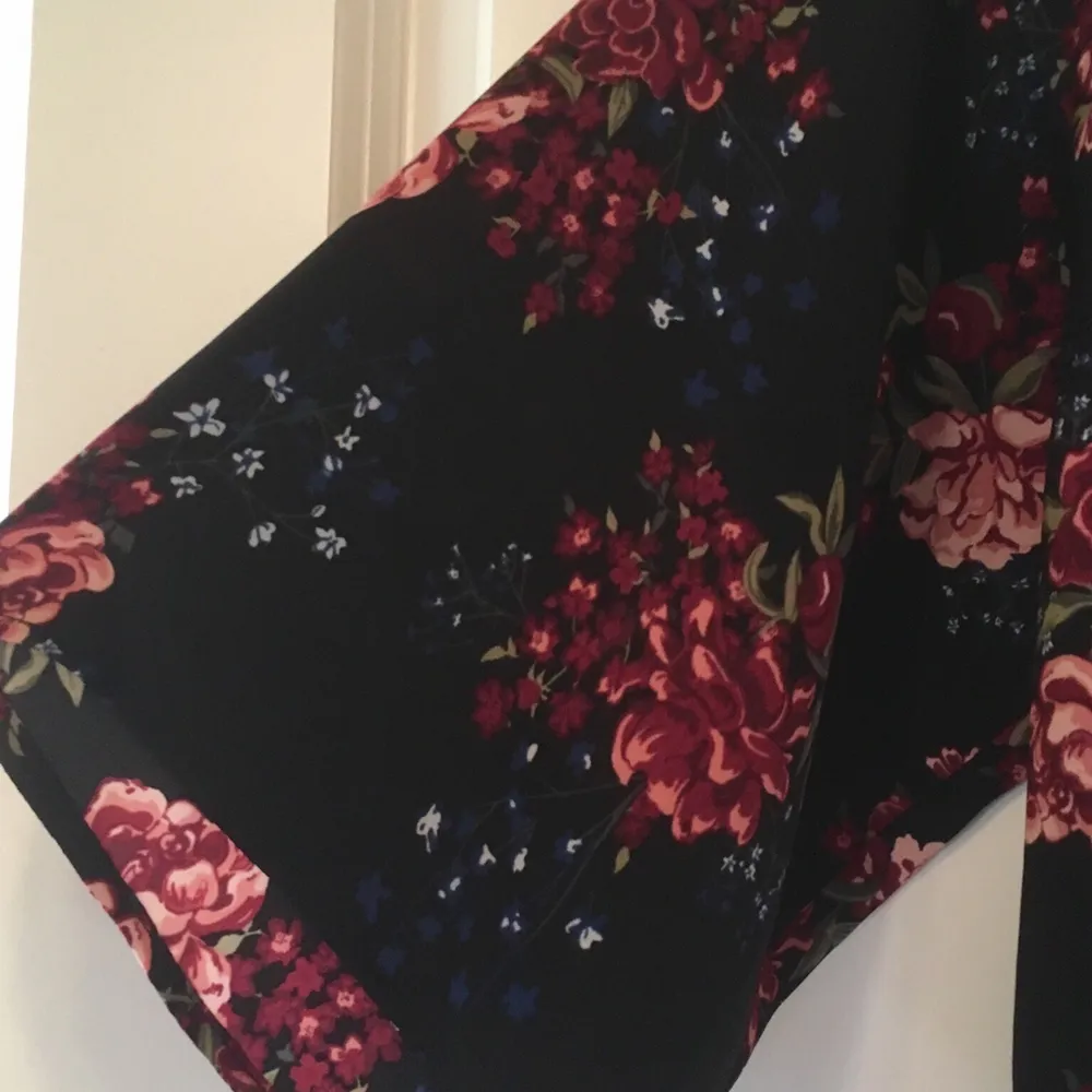 Så fin kimono från H&M i tunt blommigt chiffongtyg. Kortare modell, kan knytas upp eller bäras som den är. Vida trekvartsärmar. Storleksmärkt XS men oversize så den kan passa allt från XS-M/L! Endast provad, prislappen kvar. Frakt tillkommer, 44 kr 🌺☀️. Blusar.