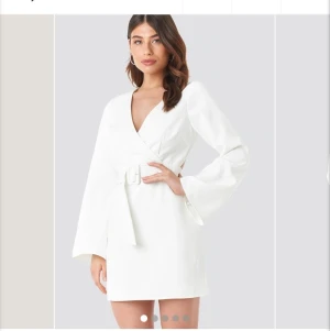  NaKd open back mini dress- Linn Ahlborg - Nakd Open back mini dress- Linn Ahlborg i storlek 34. Helt oanvänd klänning som köptes i vintras, lapp kvar. 