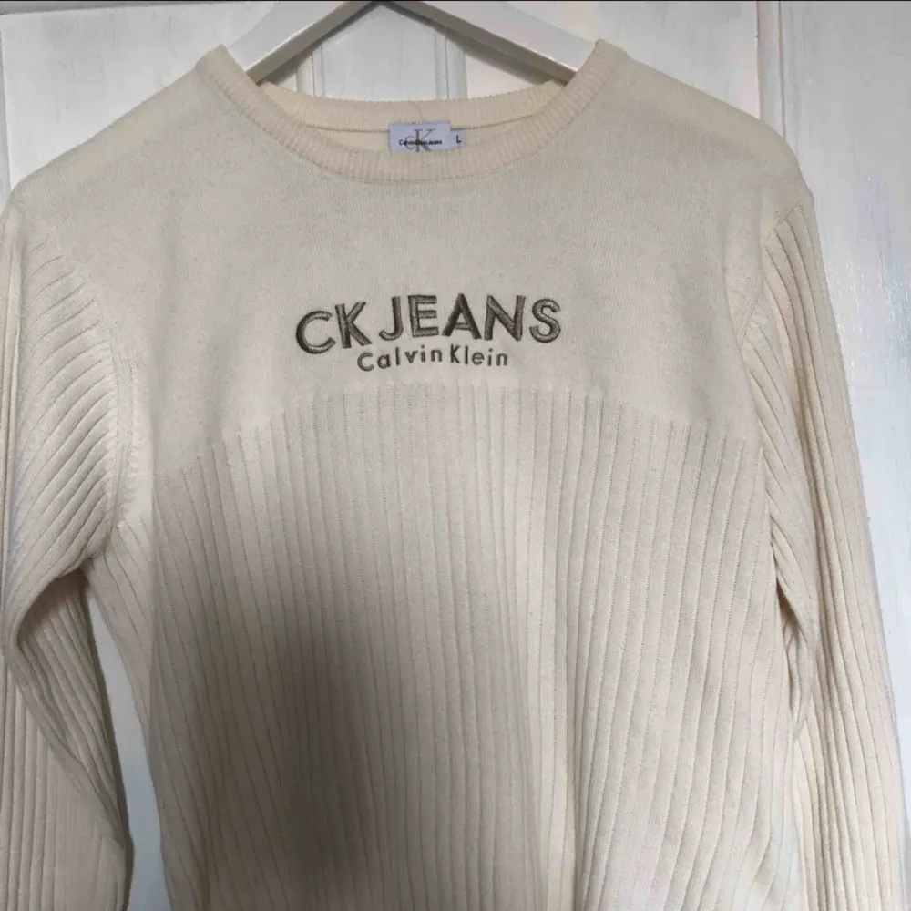 Lägger ut igen pga oseriös köpare! Jättefin vintage CK knit som inte kommer till användning, det står storlek L men skulle säga att den är mer en S/M Lite skrynklig i första bilden men jag kan stryka den innan den skickas!:) Köpare står för frakt. Tröjor & Koftor.