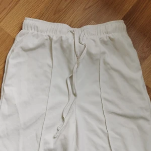 Vita kostymbyxor  - Snygga vita kostymbyxor från bikbok i storlek S