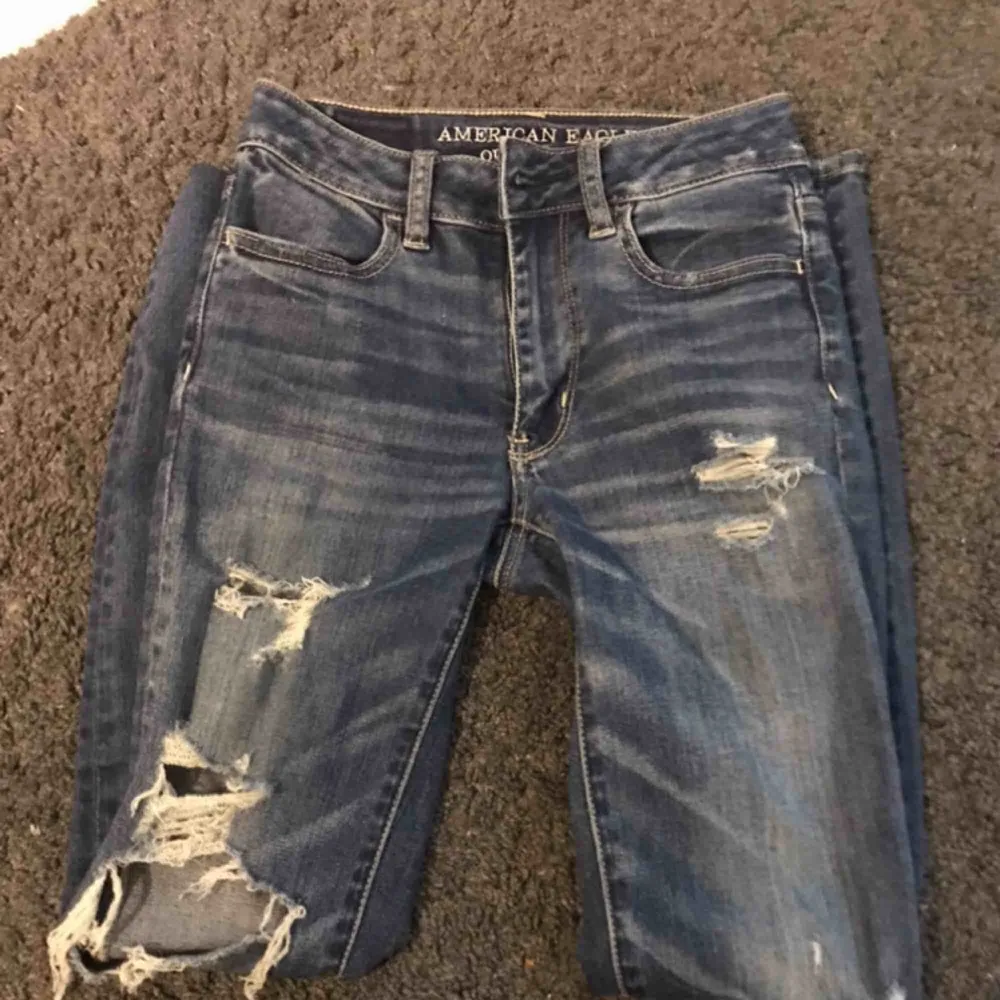American Eagle jeans som uppskattas till storlek XS. Super snygga jeans som är perfekt slitna men tyvärr lite små för mig. . Jeans & Byxor.