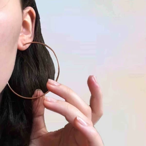  - Hoops är alltid ett måste i sin garderob! 50kr med frakten inräknad!