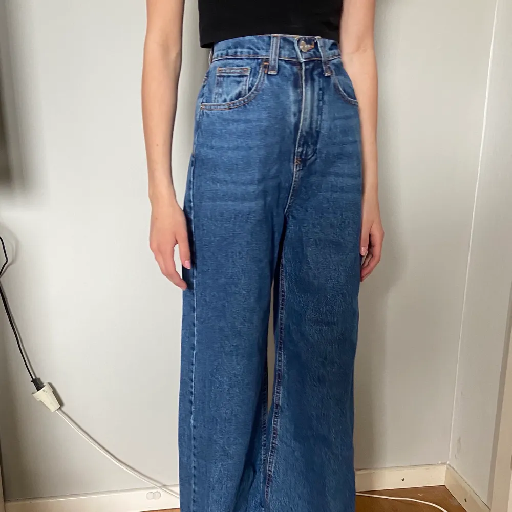 Drömmiga jeans som aldrig kommit till användning pga lite för små i storleken. Superhög midja och snyggt utsvängda.   Tjejen på bilden är 168cm lång. . Jeans & Byxor.