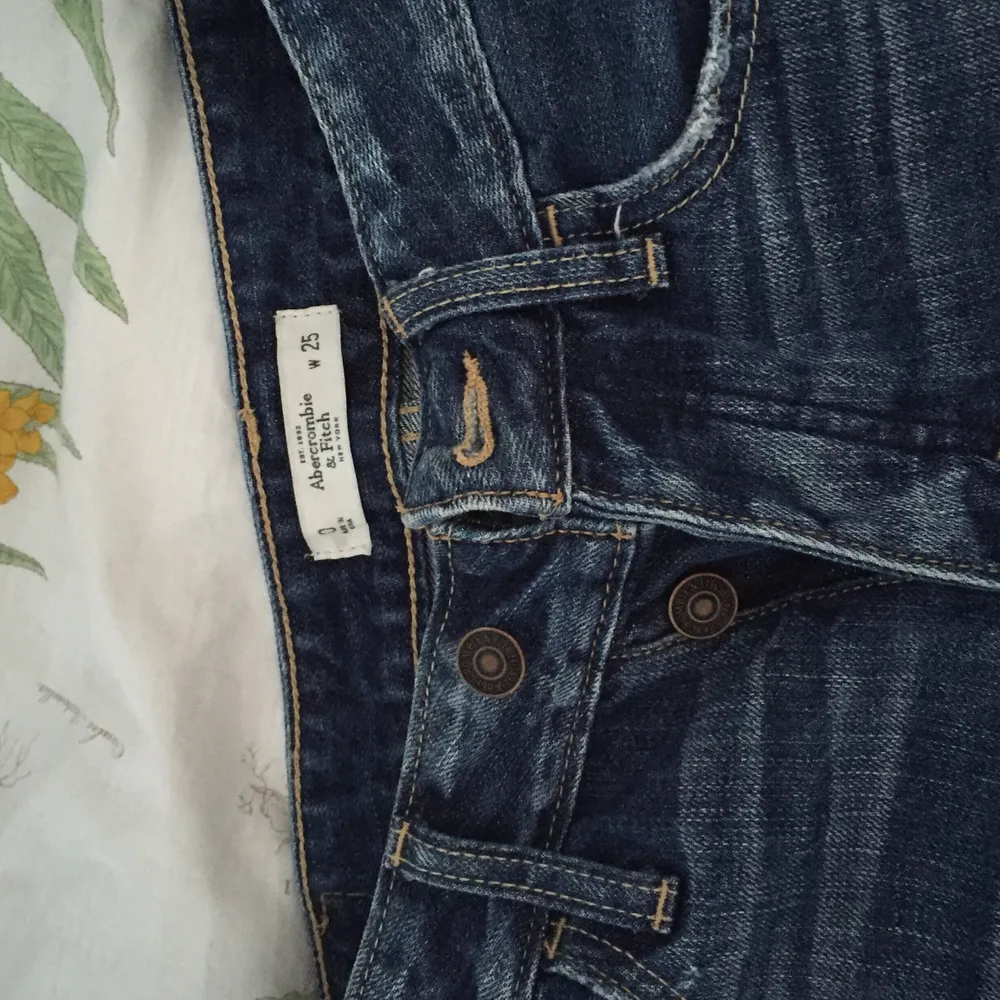 korta jeansshorts med tight passform, mörkblå wash med knappgylf. Amerikansk storlek 0 så ungefär xs. Shorts.