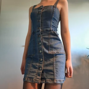 Jeansklänning - Jeansklänning från H&M. Ursprungspris 299kr. Passar xs-s. 