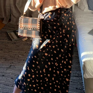 Längre kjol från Monki - Inköpt förra sommaren och använd enstaka gånger, så är som nytt skick!! Kommer inte riktigt ihåg orginalpriset men runt 300-400kr. Frakt 44kr, budgivning till 2 juni 19:30 