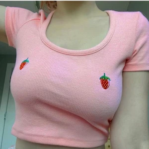Rosa crop top - Söt rosa crop top. Köpt i L men passar M-S. Köparen står för frakten