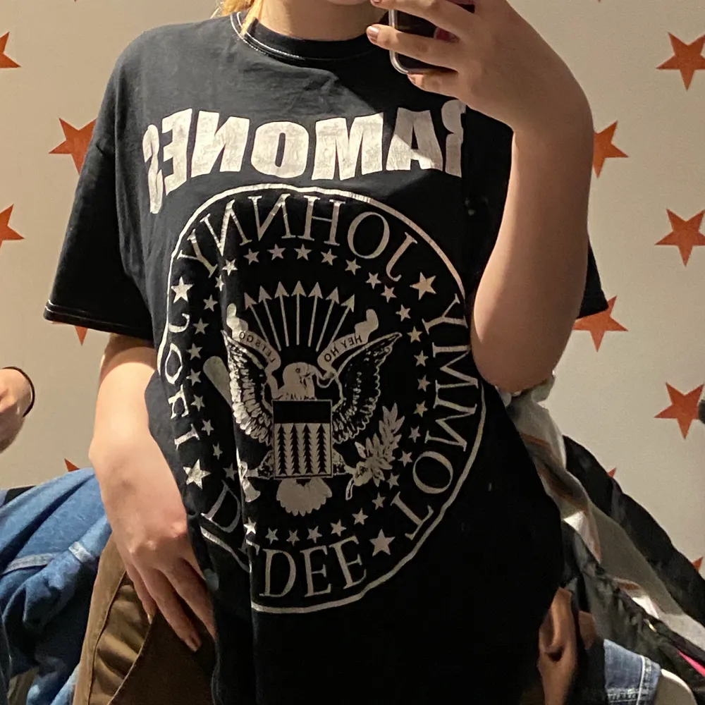 Cool T-shirt med Ramones tryck , köpt på forever 21 bra skick o så!❣️❣️ står ingen storlek men skulle säga M-L. T-shirts.