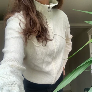 Snygg vit ziptröja - Storlek S, asfin och bra skick. 