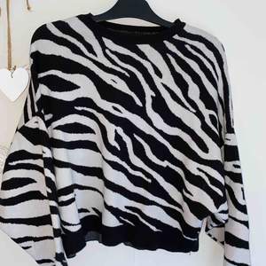 Zebra tröja i ett ganska tjockt material!!