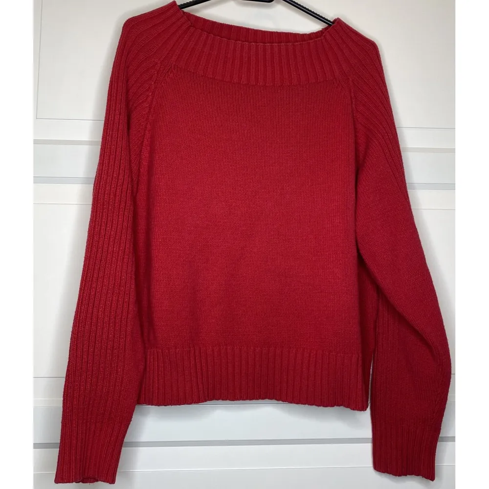superfin röd långärmad tröja! kan bäras off-shoulder eller ”vanligt”. Är tjock & varm, så blir en riktig favvis på höst & vinter! {Köpare står för frakt eller hämtar i Upplands Väsby!}. Stickat.