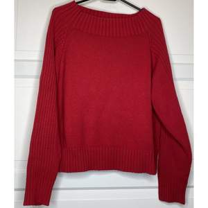 superfin röd långärmad tröja! kan bäras off-shoulder eller ”vanligt”. Är tjock & varm, så blir en riktig favvis på höst & vinter! {Köpare står för frakt eller hämtar i Upplands Väsby!}