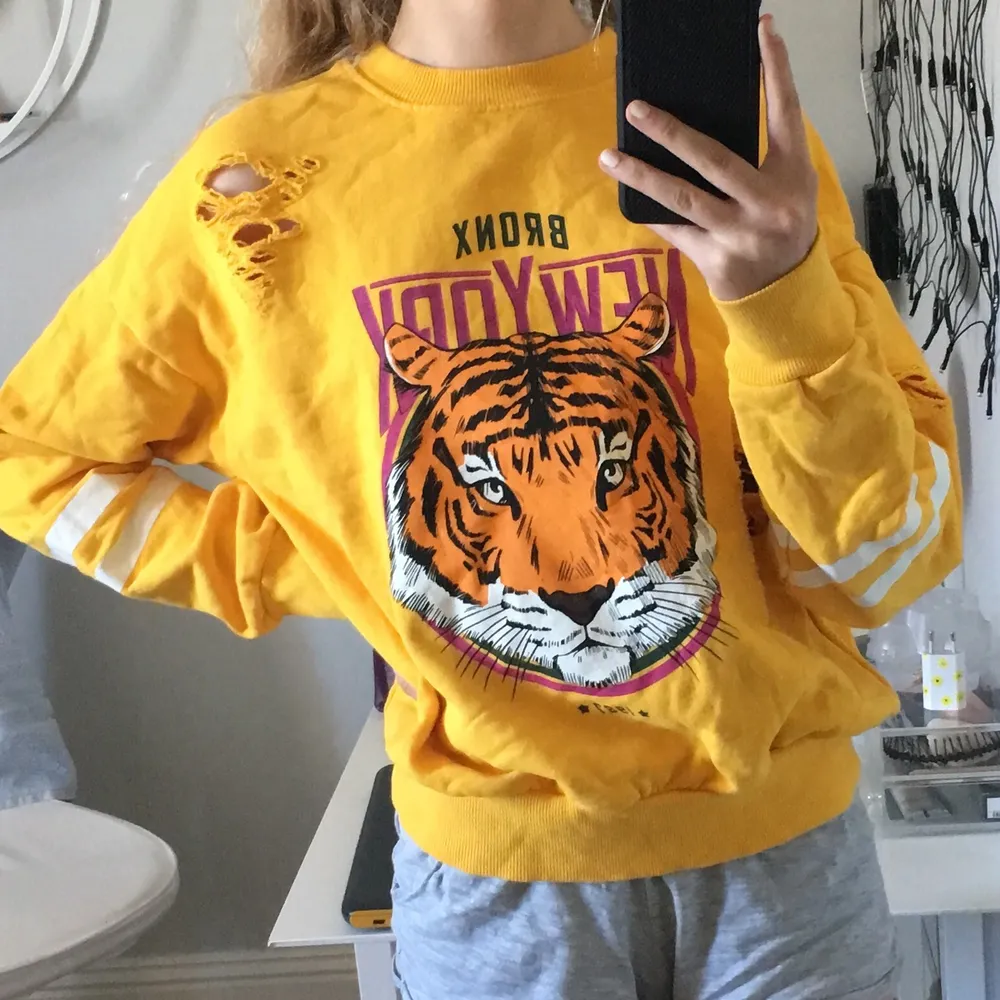 Gul sommrig sweatshirt från Gina tricot med en gullig tiger på. Använd ett fåtal gånger✨ . Tröjor & Koftor.