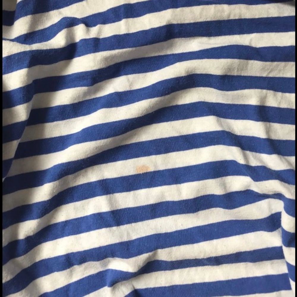 Fin tröja från BikBok i storlek XS, välanvänd och har en fläck på (se andra bilden) därav de billiga priset. Frakt tillkommer och betalning sker via swish💓 Skicka ett meddelande om du har några frågor, vill diskutera pris eller om du vill ha fler bilder🤩🤩. Tröjor & Koftor.